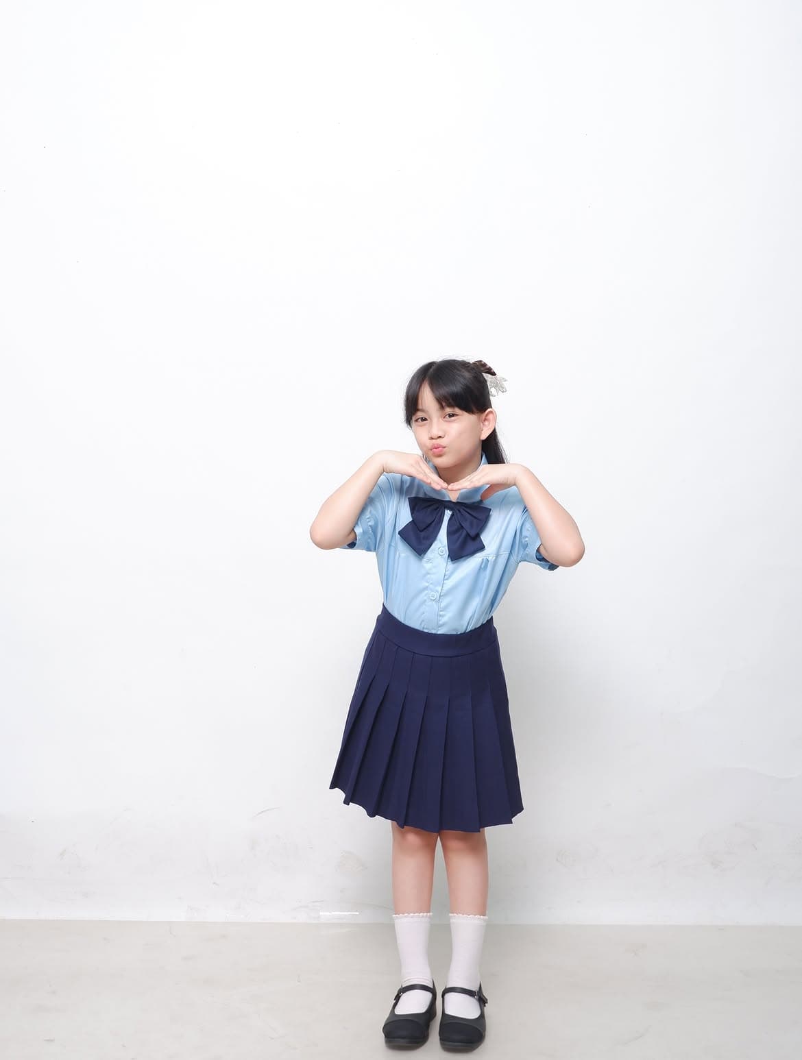 Alika Naila Putri - Pose Imut Dua Tangan di Dagu