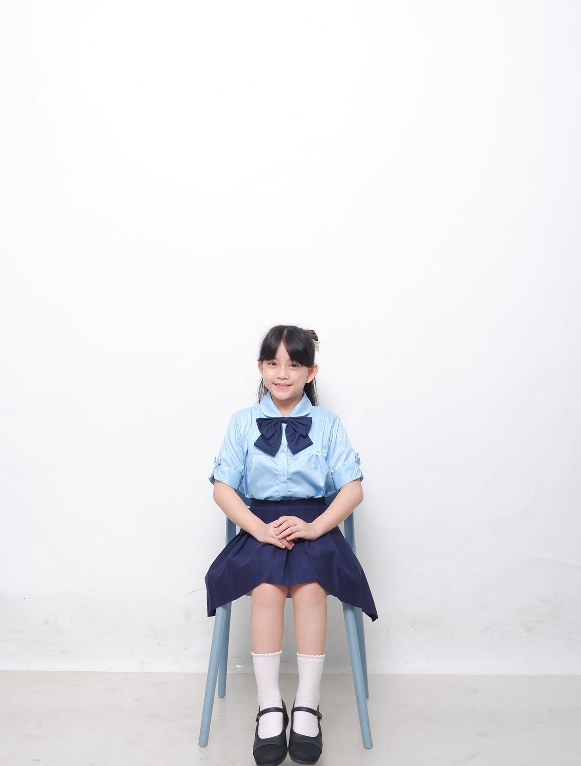 Alika pose seragam santai dengan kursi